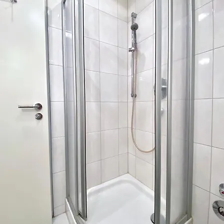 Auszeit Apartment: Downtown Harbor Retreat With Fast Internet * Friedrichshafen