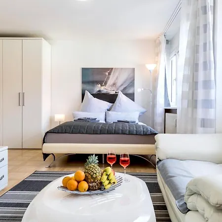 Auszeit Apartment: Downtown Harbor Retreat With Fast Internet Apartment Friedrichshafen